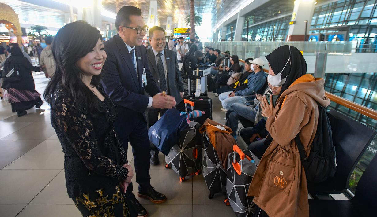 Direktur Utama Injourney Maya Watono (kiri) bersama Direktur Oprersional Injourney Airports Agus Haryadi (kanan) dan Direktur Komersial InJourney Airports Veri Y. Setiady (kedua kiri) berbincang dengan calon penumpang usai memberikan paparan terkait kesiapan angkutan Lebaran di Terminal 3 Bandar Udara Internasional Soekarno–Hatta, Tangerang, Banten, Rabu (11/3/2026). (merdeka.com/Arie Basuki)