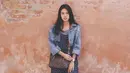 Mengenakan dress dengan perpaduan jaket jeans, gaya feminim ini membuat Maudy terlihat anggun. (Instagram Maudyayunda)