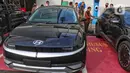 Sekjen DPR Indra Iskandar melakukan pengecekan mobil listrik merek 'Hyundai Ioniq 5' di halaman Kompleks DPR RI, Jakarta, Jumat (30/9/2022). Sebanyak 55 unit mobil tersebut akan digunakan para delegasi kegiatan 8th G20 Parliamentary Speakers’ Summit (Parliamentary20/ P20) pada 5-7 Oktober 2022 mendatang. (Liputan6.com/Angga Yuniar)