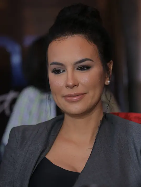 Ibu dua anak itu mengaku bahwa hubungannya dengan vokalis Noah itu hingga kini masih terjalin baik. Ia juga membantah terkait hubungannya dengan Robby Purba. (Deki Prayoga/Bintang.com)