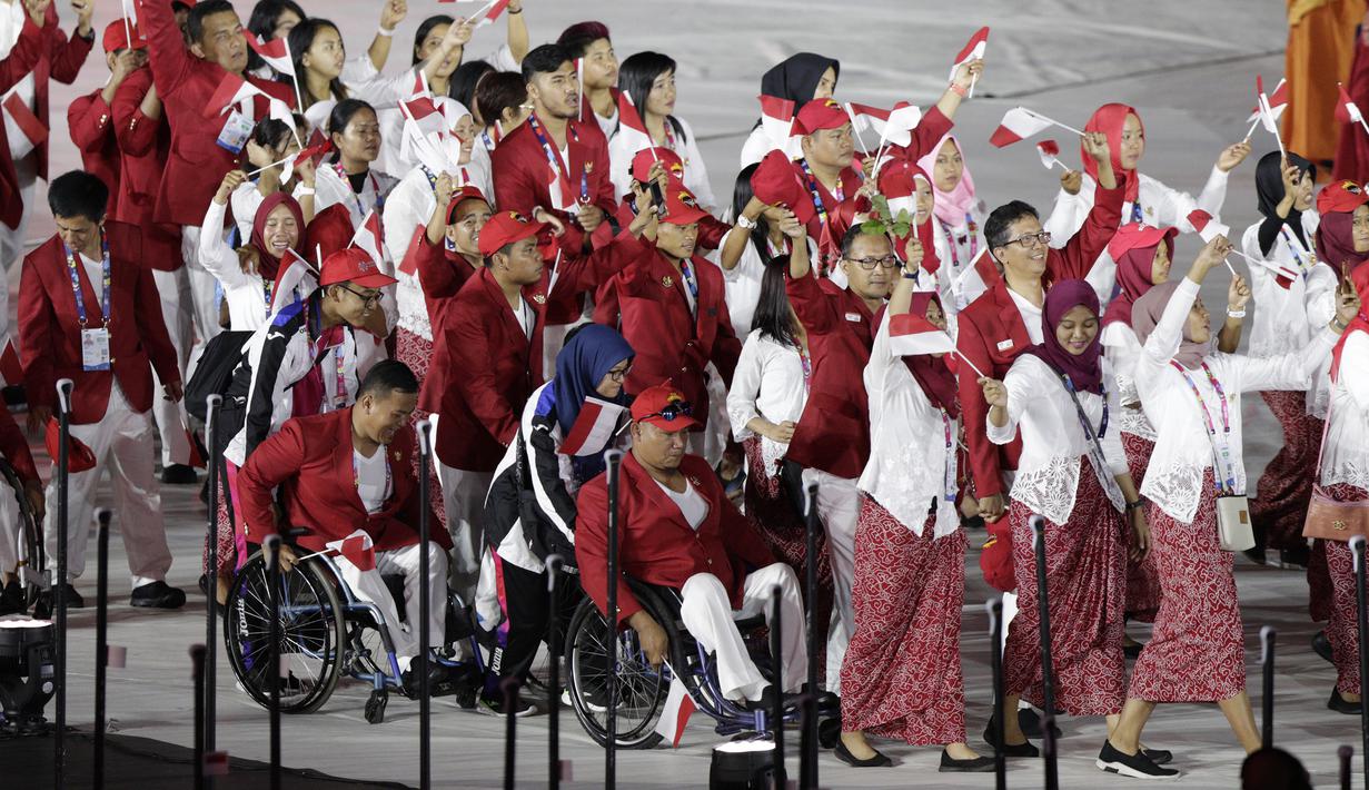Kontingen Indonesia saat pembukaan Asian Para Games di SUGBK, Jakarta, Sabtu (06/10/2018). Pembukaan dimeriahkan para penyandang disabilitas. (Bola.com/M Iqbal Ichsan)