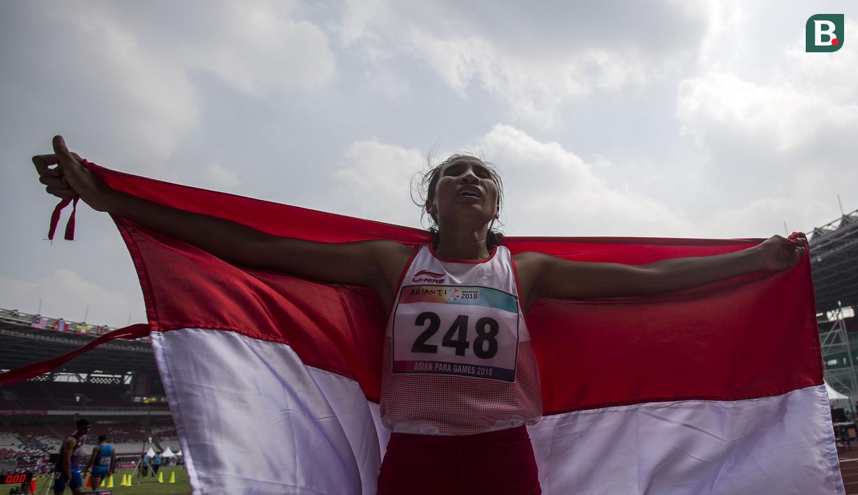 Putri Ni Made Arianti pelari Indonesia berhasil meraih medali perak di cabang para atletik nomor lari 400 meter T13 pada Asian Para Games 2018, di Stadion Utama Gelora Bung Karno Jakarta, Kamis(11/10/2018).  (Bola.com/Peksi Cahyo)