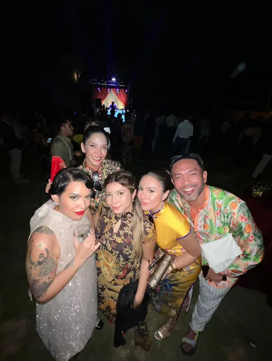Bahkan Wulan Guritno dan Shalom Razade sering hangout bersama, termasuk saat kondangan baru-baru ini. [@wulanguritno]