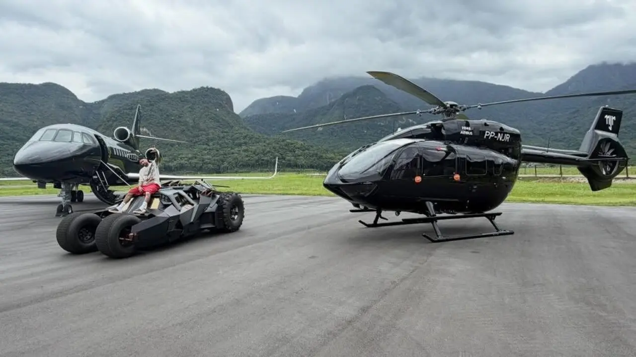 Neymar Pamer Kendaraan Mewah dari Batmobile Hingga Jet Pribadi (dupontregistry)