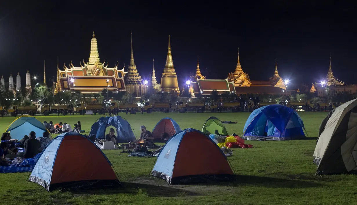 Pengunjuk rasa pro-demokrasi yang menduduki Sanam Luang, lapangan bersejarah untuk unjuk rasa semalam, memasak makanan di Bangkok, Thailand (20/9/2020). (AP Photo/Wason Wanichakorn)
