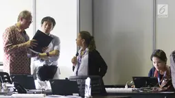 Aktivitas jurnalis berbagai negara saat meliput pertemuan tahunan IMF-Bank Dunia di Nusa Dua, Bali, Senin (8/10). Jumlah peserta pertemuan tahunan ini diperkirakan mencapai 15.000 orang dari 189 negara. (Liputan6.com/Angga Yuniar)