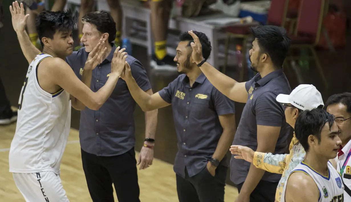 Para pebasket Banten bersama tim pelatih merayakan kemenangan atas Jawa Tengah pada laga final Pomnas XVI 2019 di GOR Soemantri Brodjonegoro, Jakarta, Selasa (24/9). Banten menang 90-68 atas Jateng. (Bola.com/Vitalis Yogi Trisna)