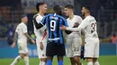 Pemain Inter Milan Stefan de Vrij (kanan) terkapar setelah bertabrakan dengan wasit Gianpaolo Calvarese (kiri) saat menghadapi AS Roma dalam Serie A di Stadion San Siro, Milan, Italia, Jumat (6/12/2019). Inter masih memuncaki klasemen sementara Serie A usai ditahan imbang Roma. (AP Photo/Luca Bruno)