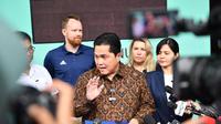 Ketua Umum PSSI Erick Thohir (tengah) saat memberikan keterangan pers terkait update persiapan stadion Piala Dunia U-20 2023 di GBK Arena, Senayan, Jakarta pada Senin (6/3/2023). (Dok. PSSI)