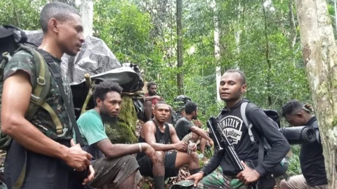 Kisah Haru Petugas Antar Logistik Pilkada di Pedalaman Papua Barat, Tiga Hari Jalan Kaki Turuni Lembah Curam
