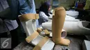 Seorang teknisi sedang  mengukur proses pembuatan kaki palsu  di Pusat Rehabilitasi YAKKUM yogyakarta, (18/2). Pusat Rehabilitasi YAKKUM memproduksi alat bantu berupa kaki palsu untuk penyandang difabel. (Liputan6.com/Boy Harjanto)