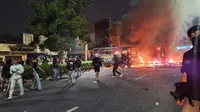 Massa demo tewasnya pengemudi ojol Affan Kurniawan&nbsp;membakar dua unit bus polisi di&nbsp;Markas Tim Gegana Korps Brimob Polri&nbsp;di Jalan Kramat Raya, Jakarta Pusat (Jakpus). (Antara)