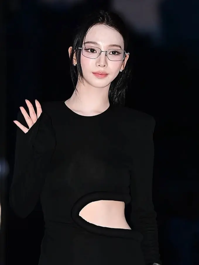 Potret Memukau Karina aespa dengan Kacamata Rectangle Metal Retro di Seoul