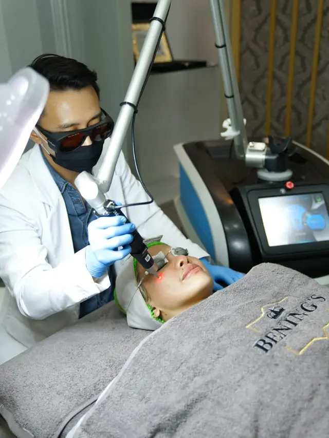 Nikita Mirzani kemudian mempercayakan perawatan kulit di Bening’s Clinic Jakarta.