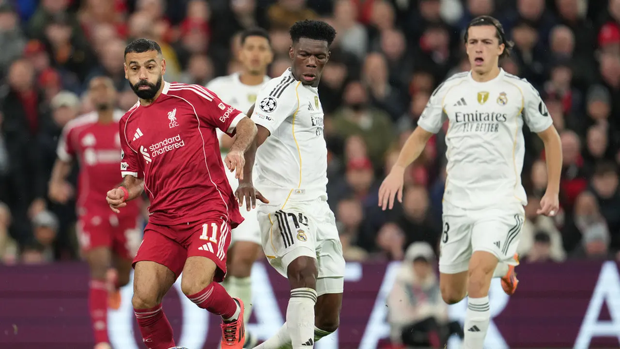 Liverpool's Mohamed Salah, left, and Real Madrid's Aurelien Tchouameni