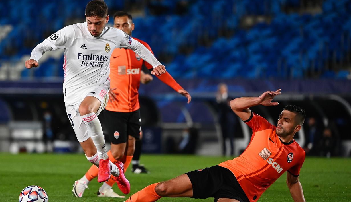 Gelandang Real Madrid, Federico Valverde, berebut bola dengan bek Shaktar Donetsk, Davit Khocholava, pada laga Liga Champions 2020/2021 di Estadio Alfredo Di Stefano, Rabu (21/10/2020) malam WIB. Real Madrid kalah 2-3 oleh Shaktar Donetsk. (AFP/Gabriel Bouys)