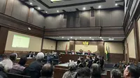 Penyelidik Komisi Pemberantasan Korupsi (KPK) Arif Budi Raharjo dihadirkan sebagai saksi dalam sidang lanjutan dengan terdakwa Hasto Kristiyanto di Pengadilan Tindak Pidana Korupsi (Tipikor) Jakarta, Jumat (16/5/2025). (Liputan6.com/Muhammad Radityo Priyasmoro)
