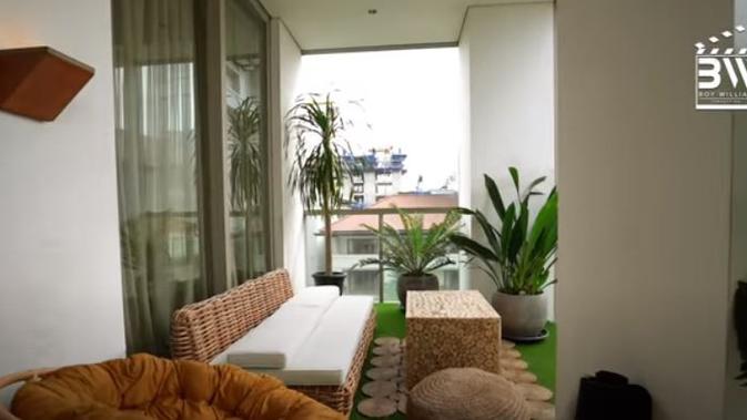 Balkon jadi salah satu tempat yang disukai Nikita Willy karena berbentuk taman dengan tanaman-tanaman yang menghijau (Dok.YouTube/Boy William)