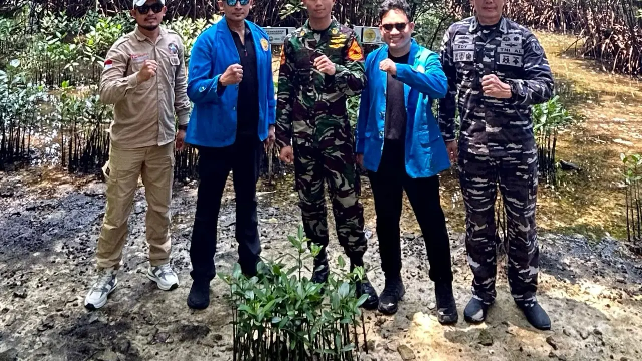 Letkol Marinir Edy Effendi bersama tokoh akademisi.