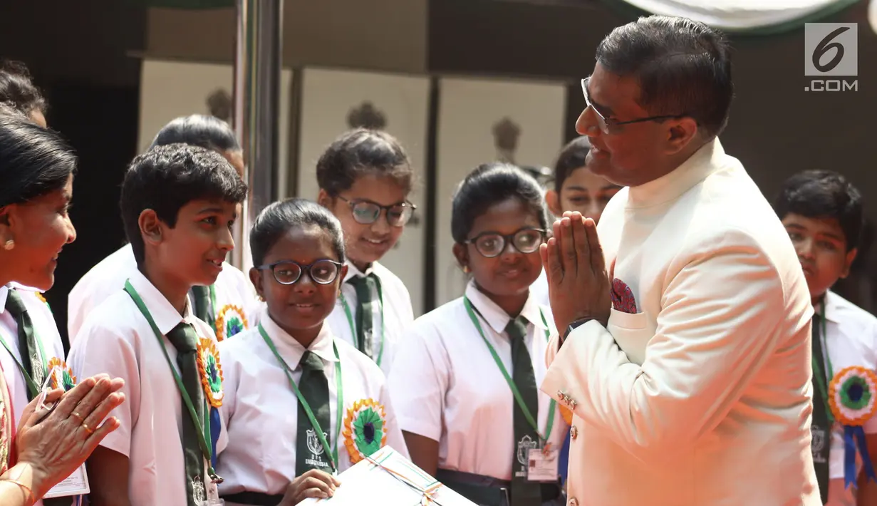 Wakil Duta Besar India untuk Indonesia Shri Prakash Gupta meberikan sertifikat kepada para siswa saat upacara peringatan Hari Kemerdekaan ke-73 India di Kedutaan Besar India, Jakarta, Kamis (15/8/2019). Mereka adalah siswa sekolah India yang berada di Indonesia. (merdeka.com/Iqbal Nugroho)
