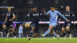 Joao Cancelo merupakan bek sayap dengan tipikal ofensif yang suka bergerak maju dan bergabung dengan serangan. Ia memiliki mobilitas tinggi dan efisien di sisi kanan Manchester City. Dari 26 penampilannya di Liga Inggris musim ini, Cancelo telah mencetak 1 gol dan 5 assist. (AFP/Oli Scarff)