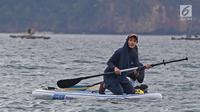 Istri bupati Trenggalek Novita Hardini olah raga Stand Up Paddle di Pantai Mutiara, Trenggalek, Jawa Timur, Sabtu (7/9/2019). Novita dikenal dengan sosok perempuan muda yang cerdas dan cantik. Tak hanya itu, ia juga kerap mendampingi sang suami di berbagai kegiatan. (Liputan6.com/Herman Zakharia)