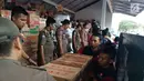 Relawan AGP dibantu petugas Satpol PP menyalurkan bantuan untuk pengungsi imbas tsunami Selat Sunda di Rajabasa, Lampung Selatan, Kamis (27/12). Bantuan logistik ini disalurkan untuk 4.000 pengungsi atau sekitar 500 KK. (Liputan6.com/HO/Rini)