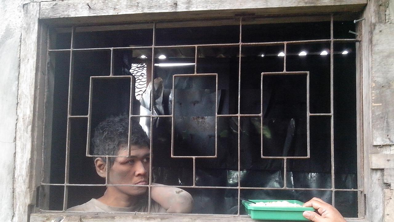 Pria di Bogor Dipasung