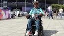 Seorang volunteer disabilitas, Ndieme Lame berpose di depan Stade de France saat Olimpiade Paris 2024 pada 7 Agustus 2024. (AP Photo/Tom Nouvian)