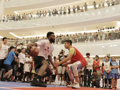 Pebasket Boston Celtics, Jaylen Brown, bermain bersama peserta Junior NBA di Pluit Village Mall, Minggu (29/7/2018). 16 anak terpilih menjadi Jr NBA Indonesia All-Star 2018. (Bola.com/M Iqbal Ichsan)