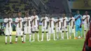 Starting XI Timnas Mali U-17 berbaris menyanyikan lagu kebangsaan Mali sebelum dimulainya laga perempat final Piala Dunia U-17 2023 menghadapi Timnas Maroko U-17 di Stadion Manahan, Solo, Sabtu (25/11/2023). (Doc. LOC WCU17/RKY)