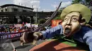 Demonstran menggelar aksi didekat Patung Petani di Manila, Filipina, Jumat (31/3). Mereka meminta Presiden Duterte untuk membicarakan perdamaian dengan pemberontak agar tidak membunuhi petani. (AP Photo / Aaron Favila)