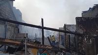 Kebakaran melanda dua RT di Jalan Juraganan 1 nomor 49 RT 12 dan 13/RW 012, Grogol Utara, Kebayoran Lama, Jakarta Selatan, Minggu (20/7/2025). (Foto: dokumentasi BPBD DKI Jakarta)