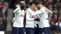 4-0. Kemenangan 4-0 Tottenham Hotspur atas tuan rumah Aston Villa baru saja terjadi di pekan ke-32 Liga Inggris 2021/2022, 9 April 2022. Keempat gol Spurs dicetak berkat hattrick Son Heung-min ditambah dengan satu gol dari Dejan Kulusevski. (PA via AP/Barrington Coombs)