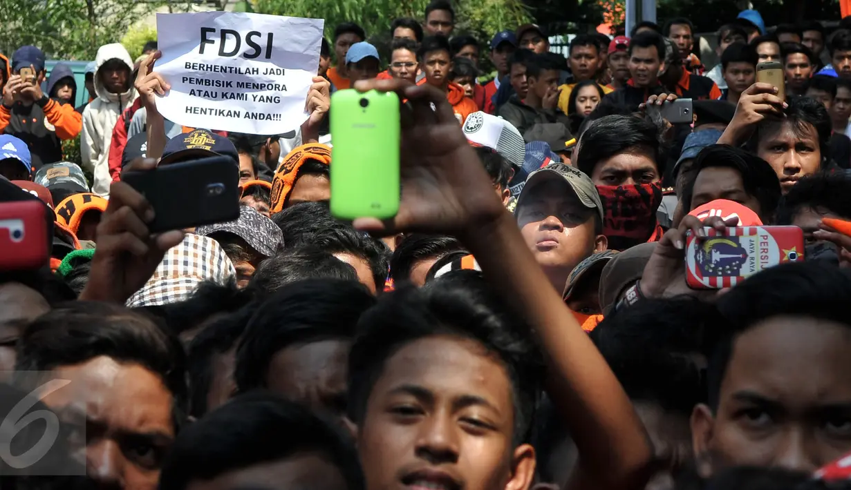  Ratusan Suporter Persija Jakarta Jakmania memadati jalan depan Kantor Kementerian Pemuda dan Olahraga, Jakarta, Selasa (11/8/2015). mereka meminta Surat Keputusan (SK) Menpora terkait pembekuan PSSI dicabut.(Liputan6.com/JohanTallo)