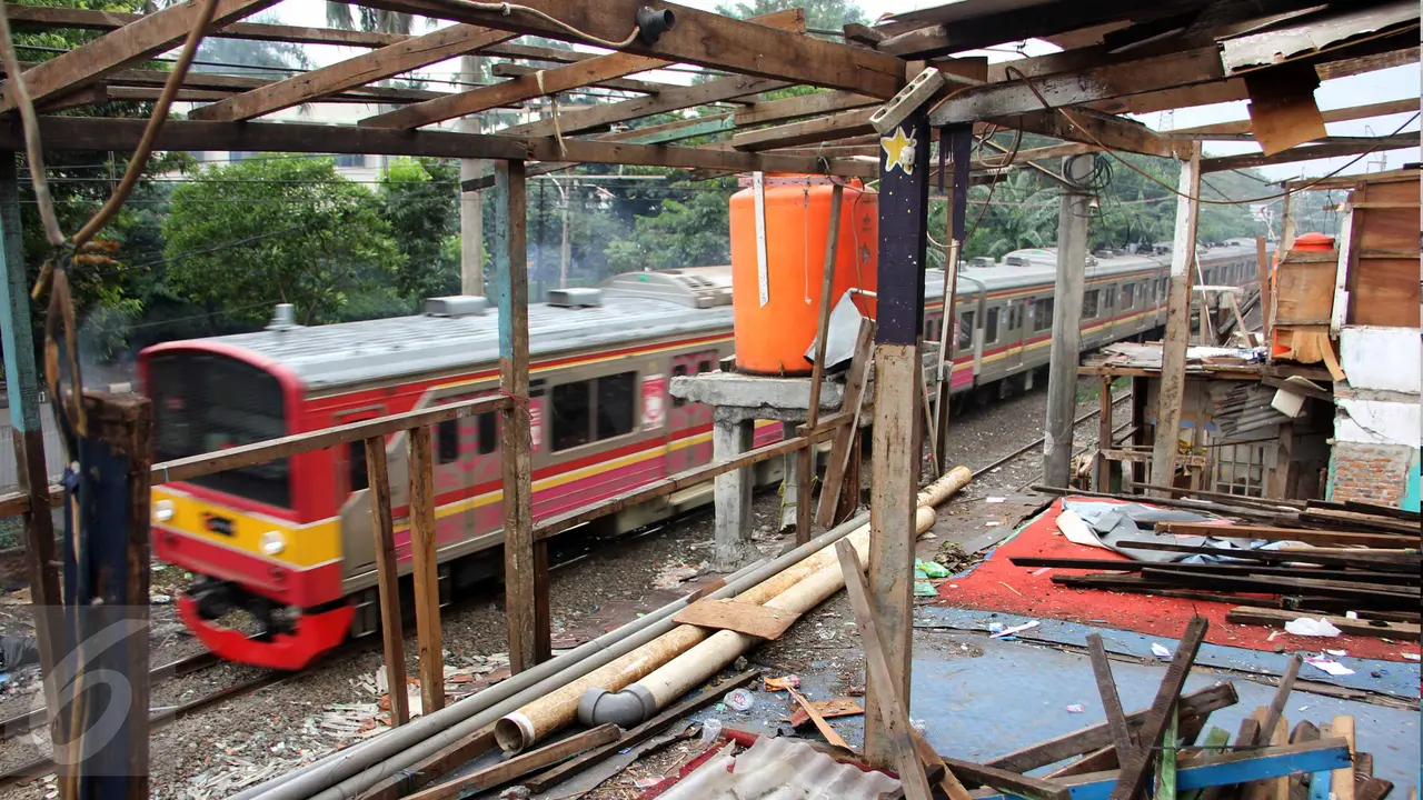 Kena Penggusuran, Warga Rawajati Bongkar Bangunannya Sendiri