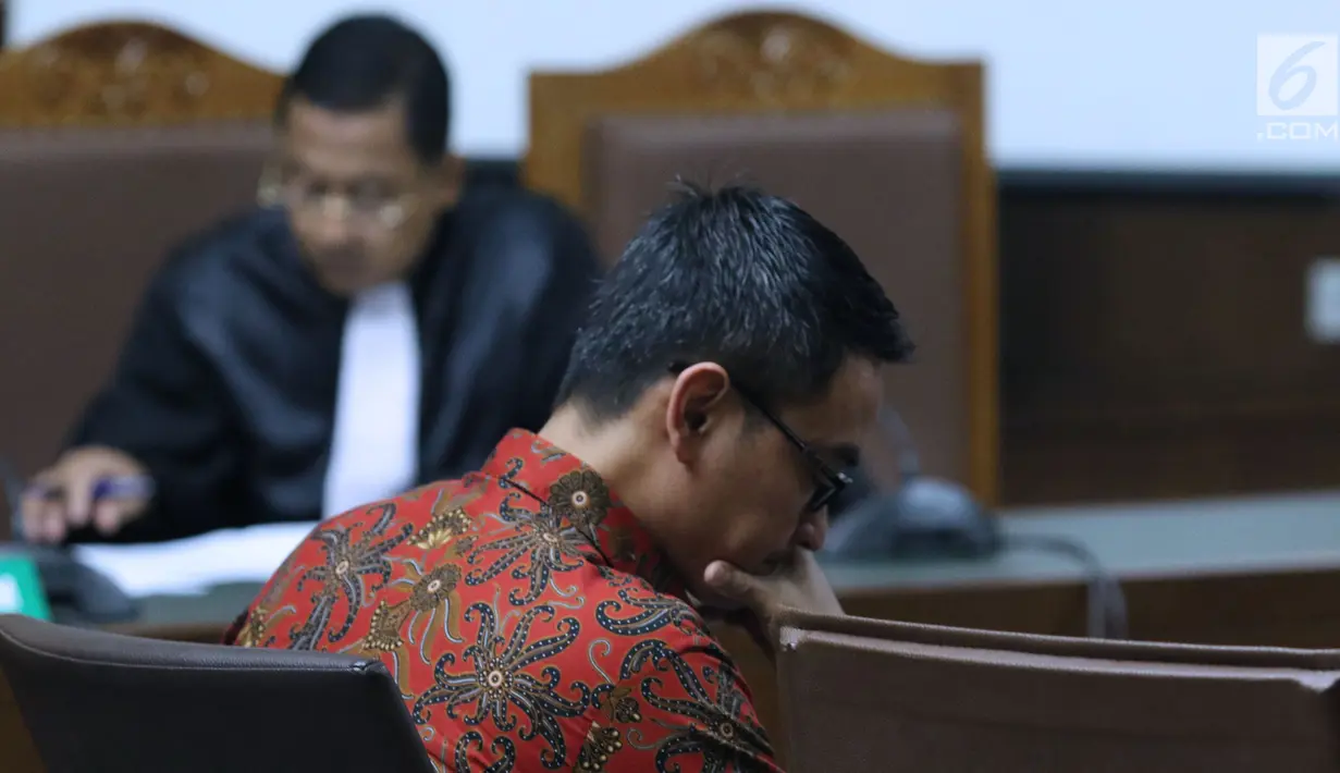Gubernur Jambi nonaktif, Zumi Zolasaat menjalani sidang pembacaan nota pembelaan di Pengadilan Tipikor, Jakarta, Kamis (22/11). Sebelumnya, Zumi Zola dituntut 8 tahun penjara, denda Rp 1 miliar subsider 6 bulan penjara. (Liputan6.com/Helmi Fithriansyah)