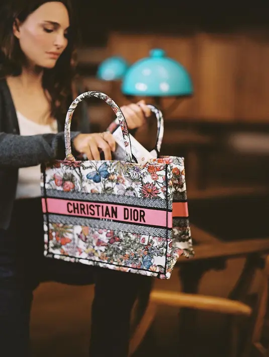 Serial Dior Book Tote Club merayakan dampak besar yang dimiliki buku terhadap kehidupan kita, mencerminkan dedikasi Dior terhadap kreativitas dan keindahan dalam berbagai bentuknya. [Foto: Instagram/dior]
