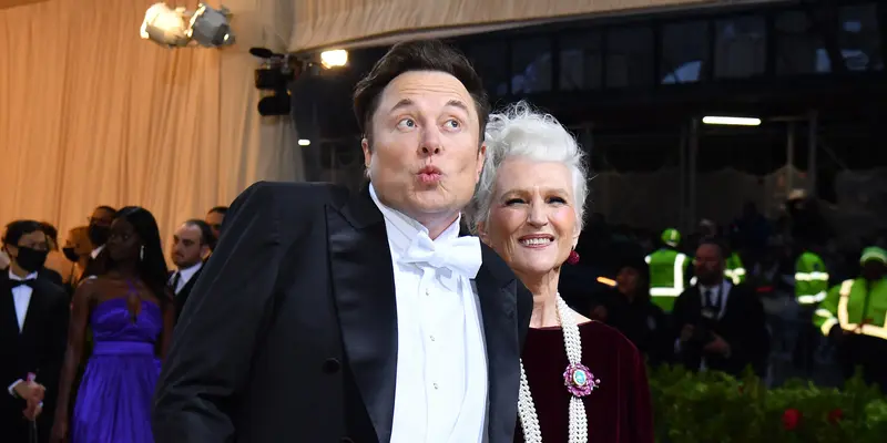 FOTO: Elon Musk Bawa Ibunya yang Supermodel ke Met Gala 2022