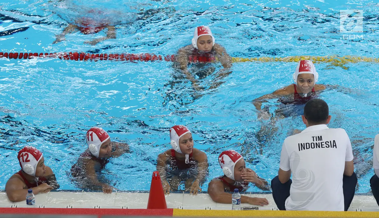 Pemain Polo Air Putri Indonesia menerima arahan dari pelatih saat melawan Hong Kong pada laga penyisihan grup A Asian Games 2018, Jakarta, Jumat (17/8). Indonesia unggul tipis 9-8. (Liputan6.com/Helmi Fithriansyah)