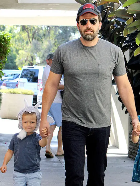 Meskipun sudah berpisah namun tetap ada cinta di antara keduanya. Orang tua dari tiga anak ini tetap menjaga keharmonisan demi sang buah hati. (doc.Hollywoodlife.com)