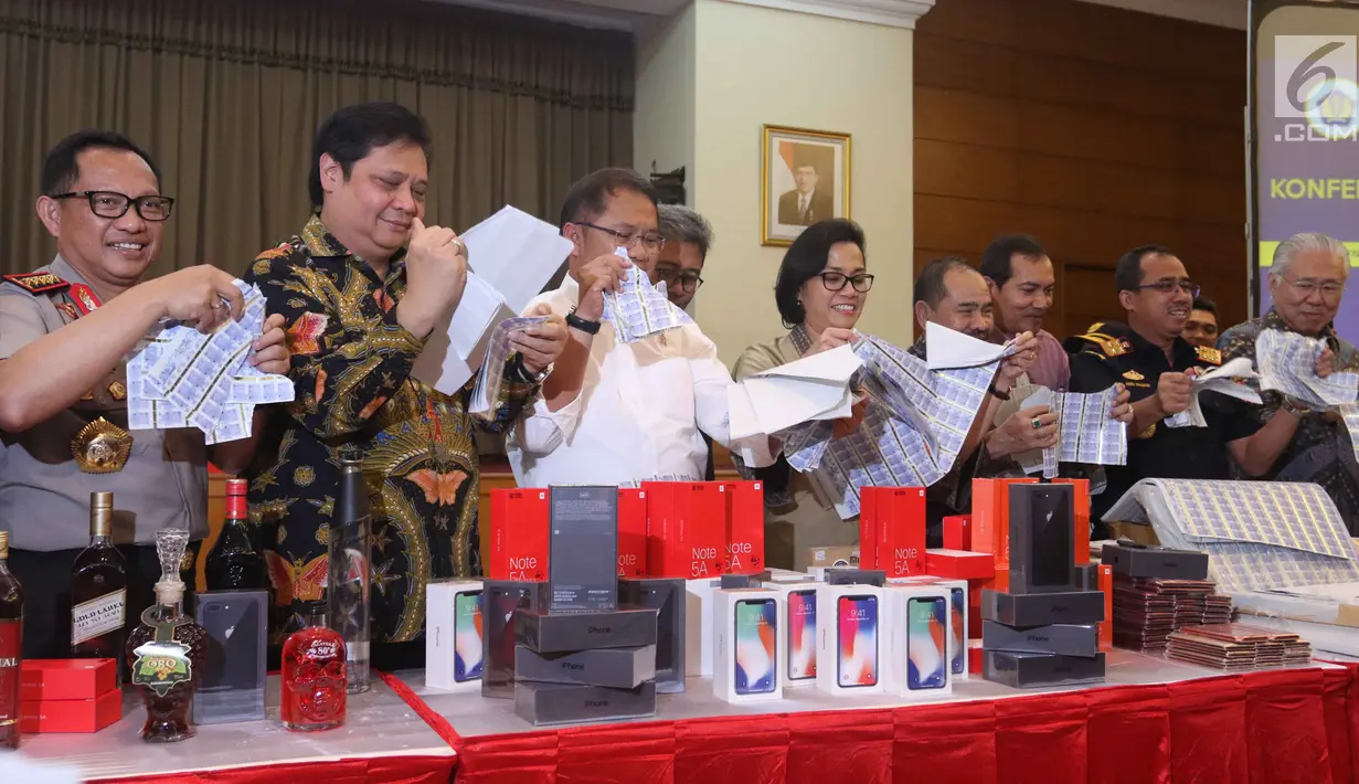 Menteri Keuangan Sri mulyani bersama sejumlah menteri lainnya dan Kapolri Jedral Tito Karnavian merobek pita cukai palsu hasil sitaan di Bea dan Cukai, Jakarta, Kamis (15/2). 1.008.624 keping pita cukai dimusnahkan. (Liputan6.com/Anggan Yuniar)