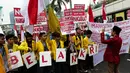 Mahasiswa berorasi saat melakukan longmarch dari Bundaran HI menuju Istana, Jakarta, Senin (21/11). Mereka menyatakan sikap untuk menjaga keutuhan NKRI dan Ideologi Pancasila. (Liputan6.com/Faizal Fanani)