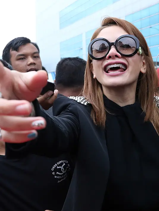 Saat ini status Nikita Mirzani masih ditetapkan menjadi korban terkait kasus prostitusi artis. Namun pengacara muncikari F dan O, Osner Johnson Sianipar menilai Nikita Mirzani juga patut dijadikan tersangka. (Deki Prayoga/Bintang.com)