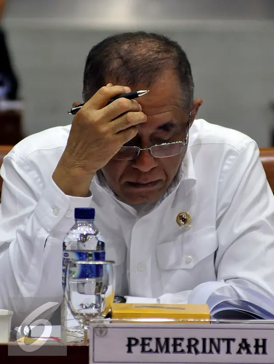 Menteri Pertahanan Ryamizard Ryacudu menghadiri raker dengan Komisi I DPR di Jakarta, Rabu (10/2). Rapat ini juga dihadiri perwakilan dari Kemenkumham dan Kemenlu. (Liputan6.com/Johan Tallo)