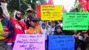 Ratusan petani yang tergabung dalam Serikat Tani Indramayu melakukan aksi depan Gedung Kementerian Pertanian (Kementan) di jalan R.M Harsono, Ragunan, Jakarta, Rabu (24/9/2025). (merdeka.com/Arie Basuki)
