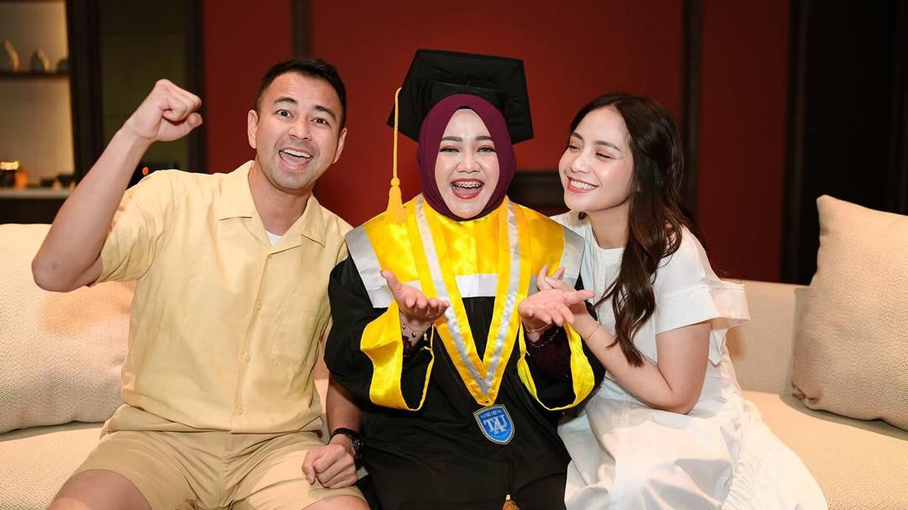 Potret Mbak Lala Wisuda, Syukurannya Diajak ke Bali Sampai Bawa Toga