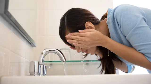 Kulit Kering Ternyata Bisa Jerawatan, Ini Lho Penyebabnya!