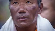 Seorang sherpa Nepal, Kami Rita tiba di bandara di Kathmandu, Kamis, 25 Mei 2023. (AP Photo/Niranjan Shrestha)