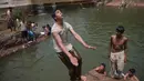 Mandi di sungai menjadi pilihan warga Pakistan untuk mendinginkan tubuh saat suhu di siang hari mencapai 43 derajat celcius, Islamabad, Pakistan, Senin (5/6). (AFP PHOTO / AAMIR QURESHI)